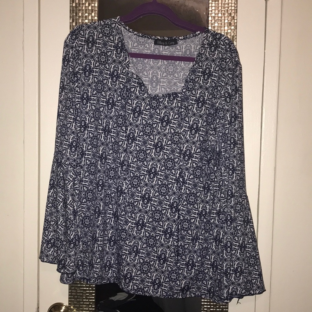 Tiffany& Grey flouncy sleeve blue and white blouse